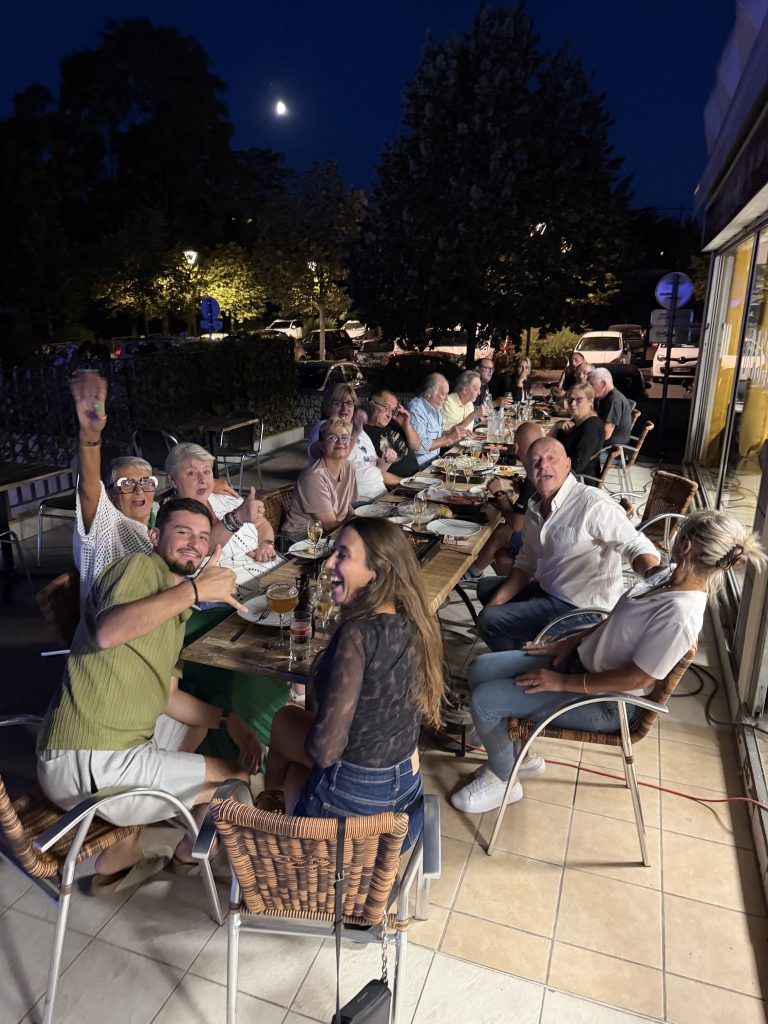 Un moment festif au Murigny. Une joyeuse tablée en terrasse lors de la soirée du traditionnel barbecue.