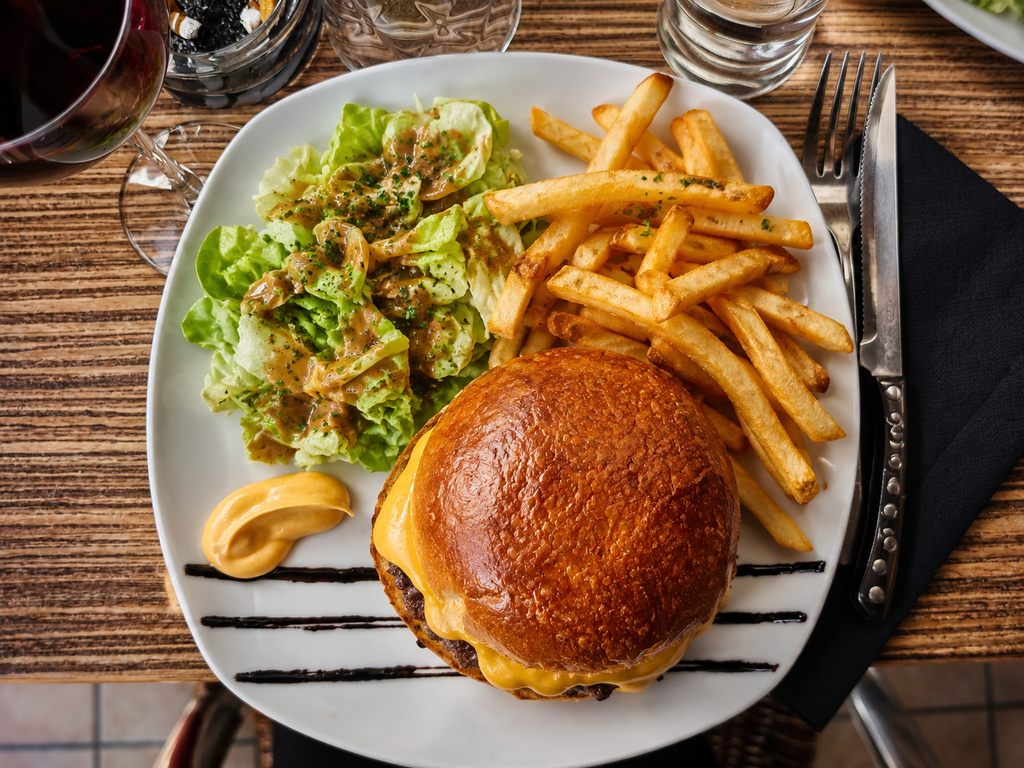burger frite assiette Le traditionnel burger frites du Murigny